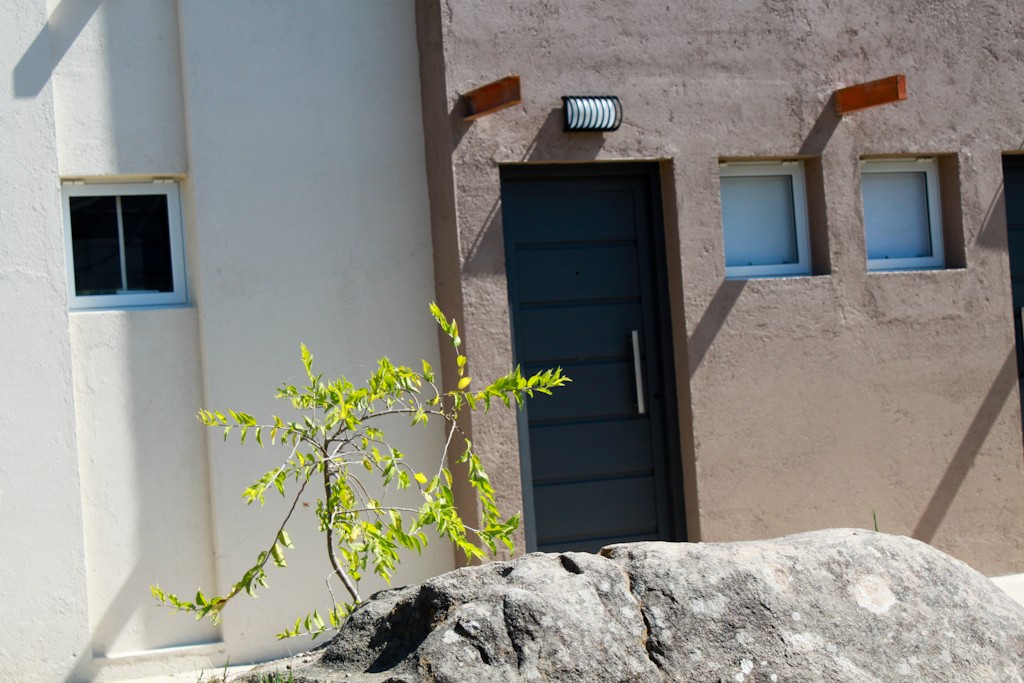 Vista panorámica de Paititi Loft en Villa del Lago con sierras de fondo
