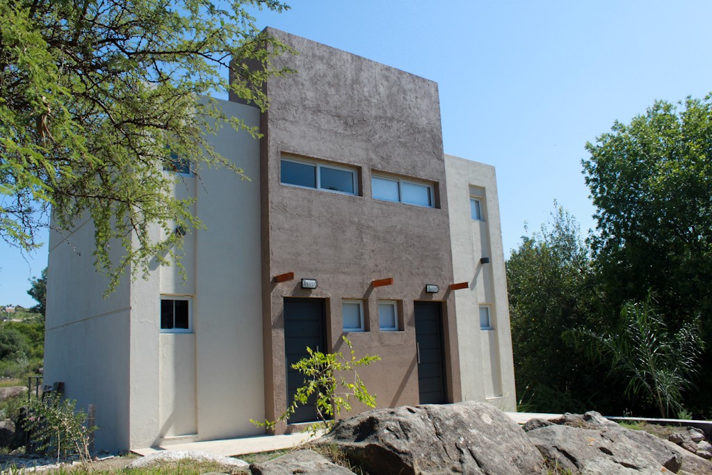 Exterior de cabaña moderna estilo loft en Villa Carlos Paz y vista panorámica a las sierras