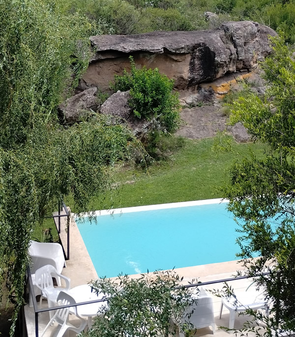 piscina con borde infinito que invita al relax, rodeada de un entorno de naturaleza increible.